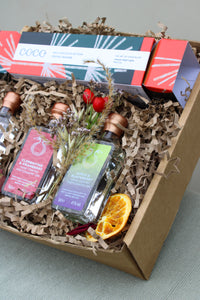 The Crackers about Gin Gift Box by Wild About Flowers includes three exquisite Chew Valley Distillery gin bottles nestled in shredded paper, adorned with dried flowers and an orange slice. Topped with a festive cracker box of milk chocolate buttons, it makes the perfect choice for Christmas gifting.