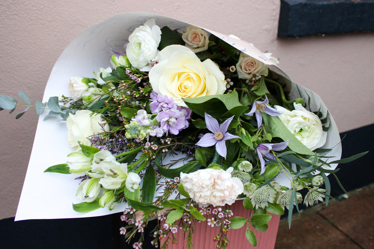 Bouquet of flowers with white and green tones on a neutral background
