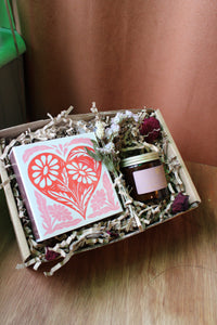 Wild About Flowers’ ‘The Perfect Match’ Gift Box features a floral heart card, natural soy candle with pink label, dried flowers, and paper shred in a luxe box—ideal for Valentine’s Day.